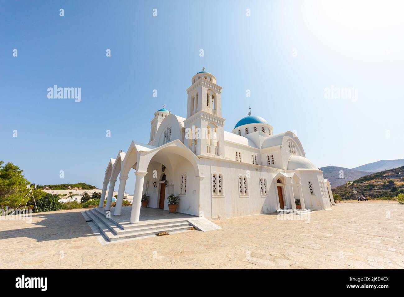 Paros, Griechenland - 3. August 2021: Heilige Pfarrkirche Pantanassis in Naoussa Paros. Paros eine griechische Insel in der zentralen Ägäis auf der Kykladen-Insel Stockfoto