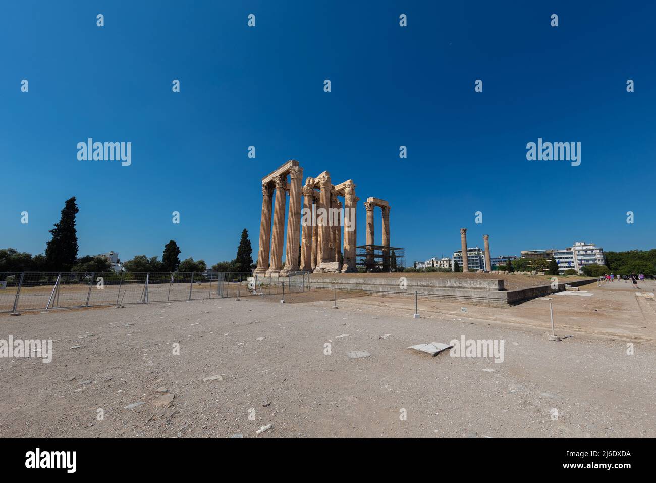Athen, Griechenland - 26. Juli 2021: Der Tempel des olympischen Zeus oder die Säulen des olympischen Zeus, ist ein ehemaliger kolossaler Tempel im Zentrum der Griechen Stockfoto