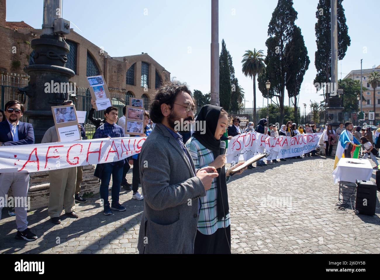 Rahel Saya, afghanische Flüchtlingsjournalistin in Genua, und Aluk Amiri, afghanischer Regisseur, Drehbuchautor und Produzent, während der Proteste in Rom gegen den Völkermord an den Hazara-Menschen (Foto: Matteo Nardone / Pacific Press/Sipa USA) Stockfoto