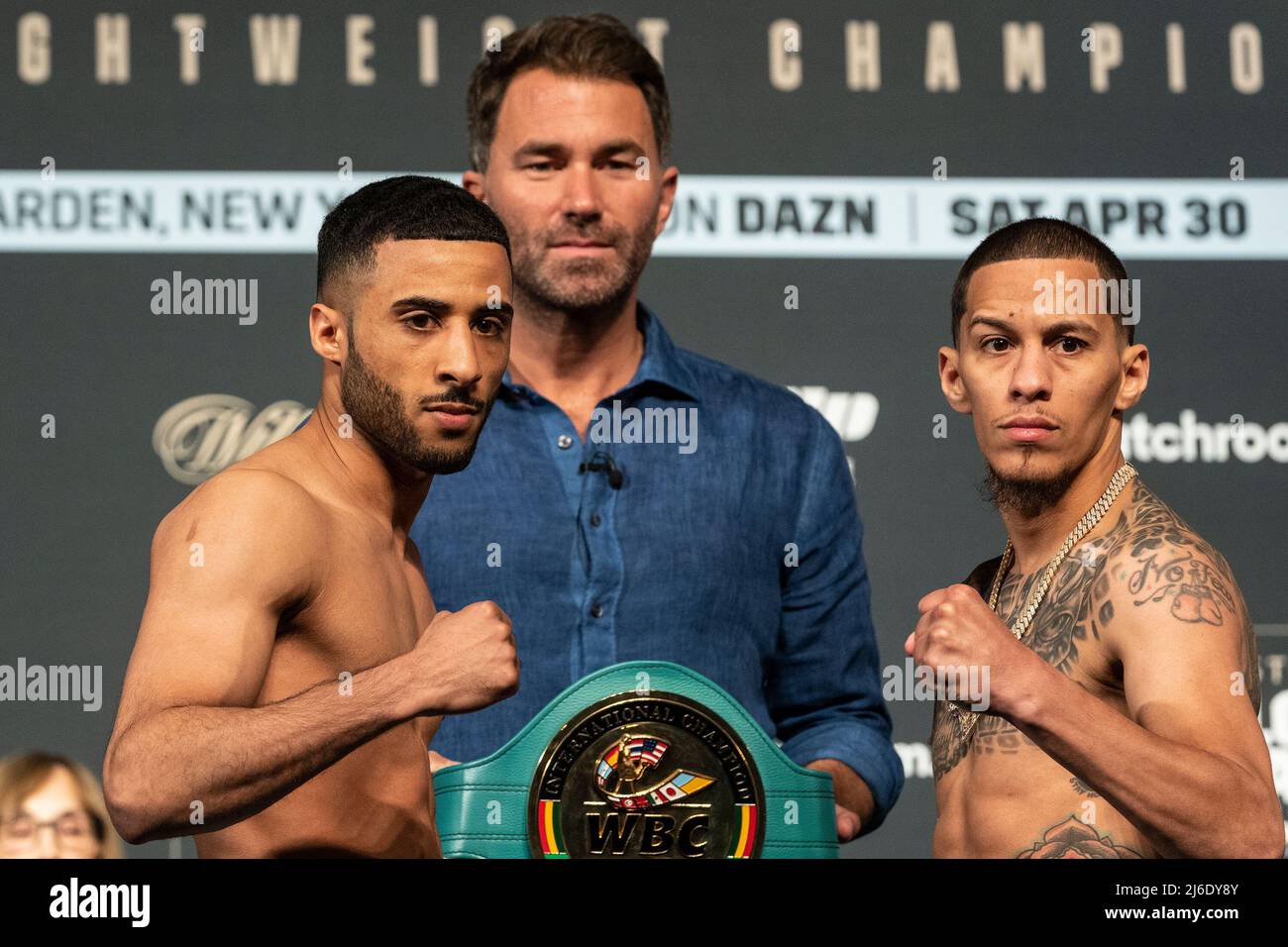 Galal Yafai und Miguel Cartagena stehen sich während der Einwaage vor ihrem internationalen WBC-Fliegengewicht-Titelkampf im Hulu Theatre in der MSG gegenüber. Dieser Kampf, bevor Katie Taylor und Amanda Serrano um World Lightweight Title kämpfen werden, wird der erste Boxkampf der Frauen sein, der den Madison Square Garden in der Geschichte titelt. (Foto von Lev Radin/Pacific Press) Stockfoto