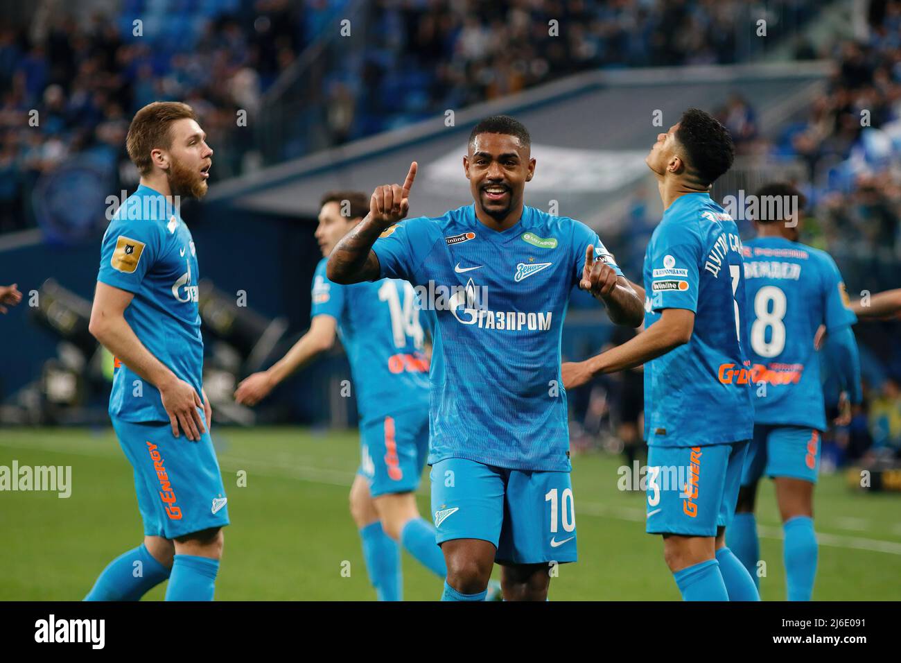 Malcom Filipe Silva de Oliveira, allgemein bekannt als Malcom (Nr. 10), Ivan Sergeyev (Nr. 33) von Zenit, gesehen während des Fußballspiels der russischen Premier League zwischen Zenit Sankt Petersburg und Lokomotiv Moskau in der Gazprom Arena. Endstand; Zenit 3:1 Lokomotiv. (Foto von Maksim Konstantinov / SOPA Images/Sipa USA) Stockfoto