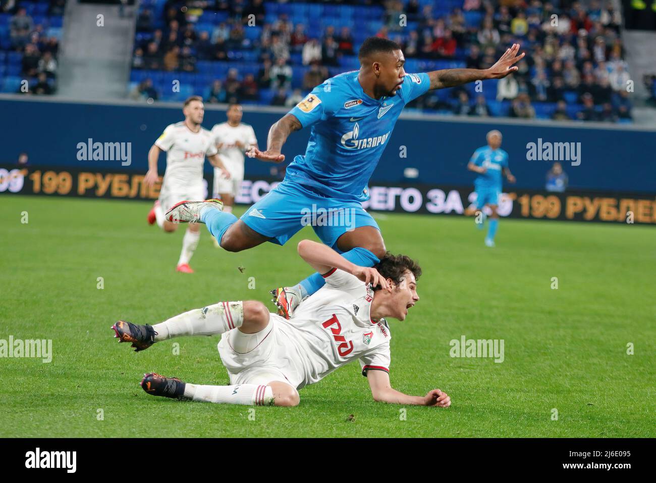 Malcom Filipe Silva de Oliveira, allgemein bekannt als Malcom (Nr. 10) von Zenit und Artem Karpukas (Nr.93) von Lokomotiv, gesehen während des Fußballspiels der russischen Premier League zwischen Zenit Sankt Petersburg und Lokomotiv Moskau in der Gazprom Arena. Endstand; Zenit 3:1 Lokomotiv. (Foto von Maksim Konstantinov / SOPA Images/Sipa USA) Stockfoto