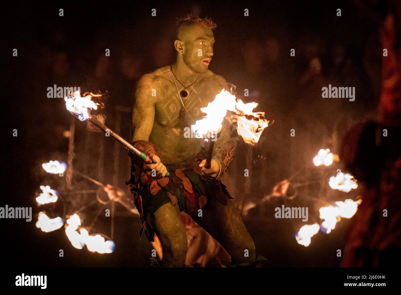 Der Grüne Mann während des Beltane Fire Festivals in Edinburgh. Das Festival ist eine dynamische Neuinterpretation einer alten keltischen Feier der Rückkehr des Sommers und dreht sich um die Geschichte der May Queen und des Grünen Mannes und das Anzünden des Beltane-Lagerfeuers, das symbolisch für Reinigung, Heilung und neues Leben ist. Die Beltane-Feierlichkeiten in Edinburgh sind die größten ihrer Art in der Welt mit rund 250 freiwilligen Künstlern und Tausenden von Zuschauern. Bilddatum: Samstag, 30. April 2022. Stockfoto