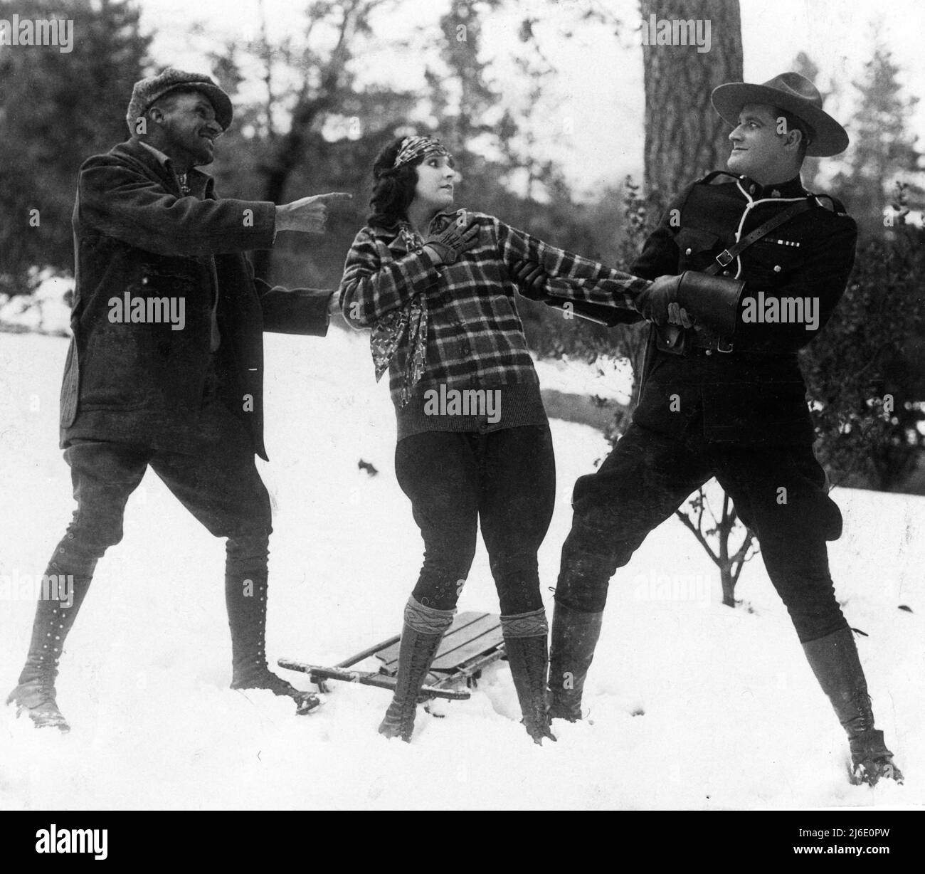 Regisseur RAY TAYLOR HAZEL KEENER und FRANCIS X. BUSHMAN Jr. am Drehort offen während der Dreharbeiten zu 10 Episode Silent Serial THE SCARLET ARROW 1928 Regisseur RAY TAYLOR Universal Picters Stockfoto