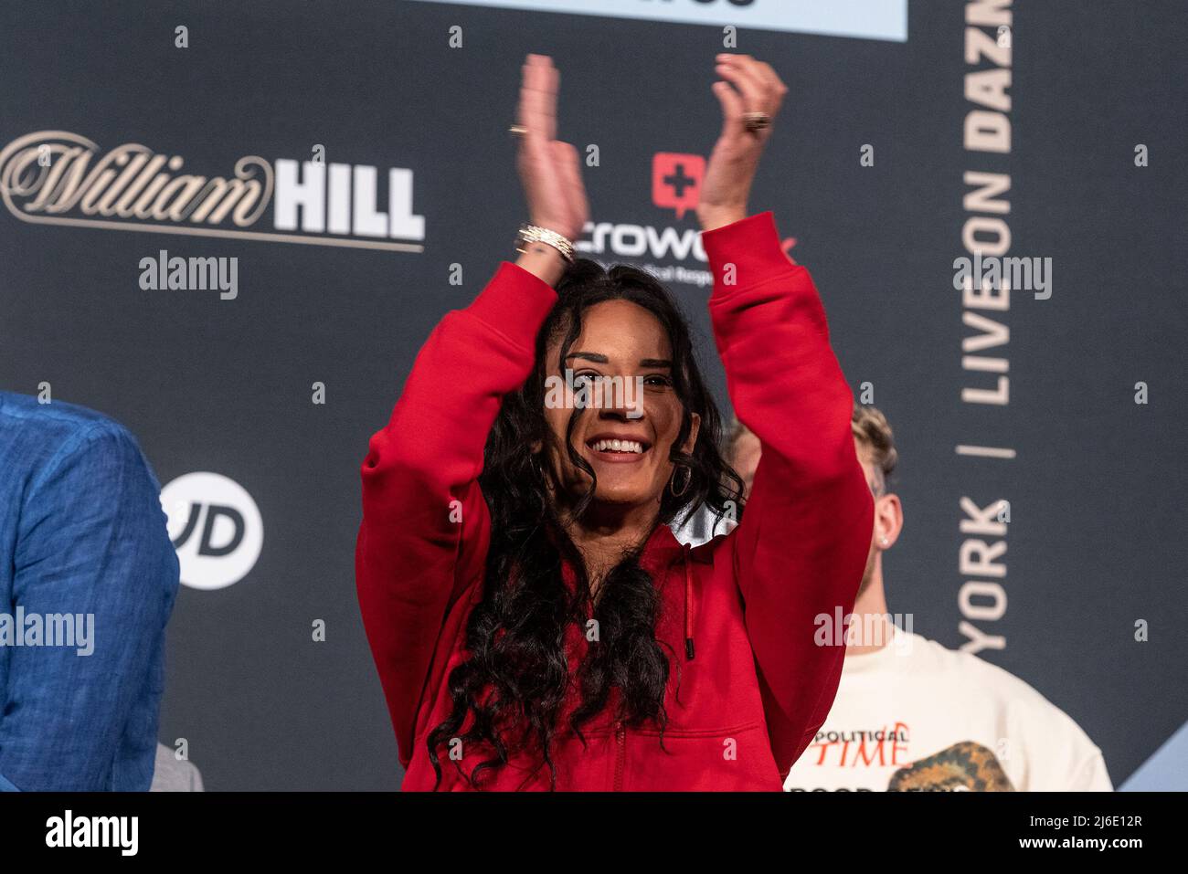 29. April 2022, New York, New York, USA: Amanda Serrano bei der Einwaage vor dem Kampf gegen Katie Taylor um den Titel Undisputed Lightweight im Hulu Theatre der MSG. Sie werden für World Lightweight Title kämpfen und das wird der erste Boxkampf für Frauen sein, der Madison Square Garden in der Geschichte titelt. (Bild: © Lev Radin/Pacific Press via ZUMA Press Wire) Stockfoto