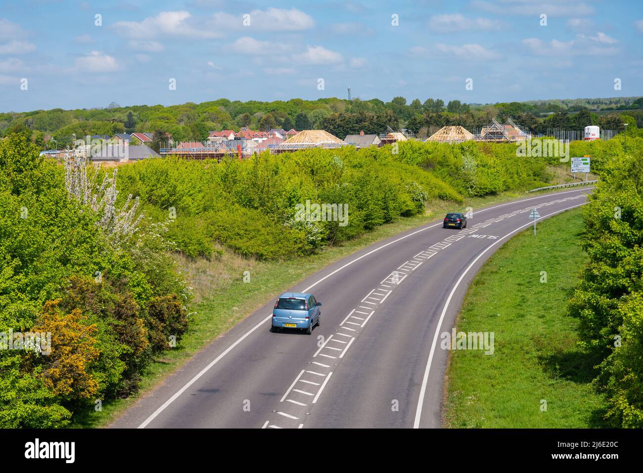 Die neue Wohnsiedlung wird an der Umgehungsstraße von Anggering A280 in den South Downs in Anggering, West Sussex, England, Großbritannien, errichtet. Stockfoto