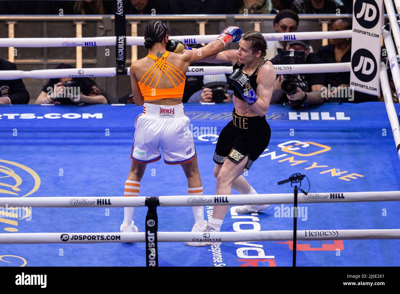 New York, NY - 30. April: 2022: Katie Taylor kämpft bei der MSG gegen Amanda Serrano um die unbestrittene Leichtbau-Weltmeisterschaft Stockfoto