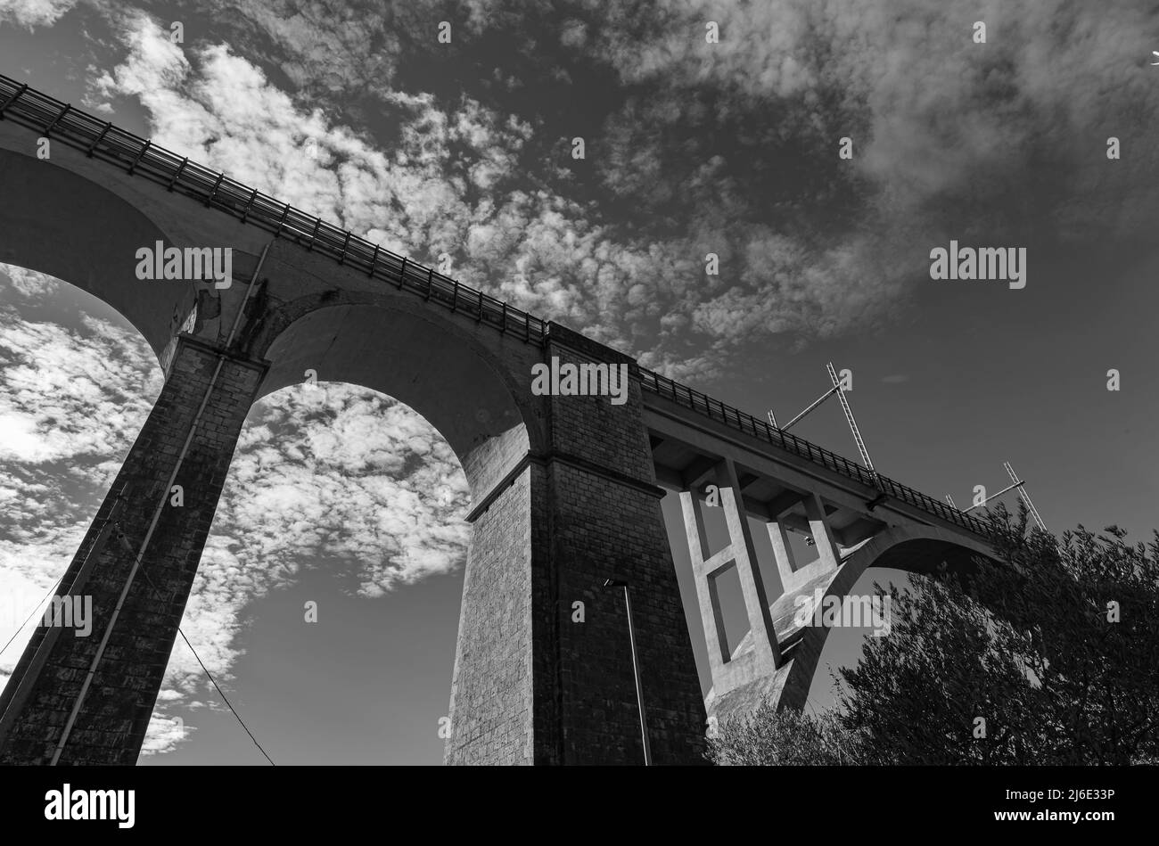 Isernia, Molise, Italien. Eisenbahnbrücke Santo Spirito. Anzeigen Stockfoto