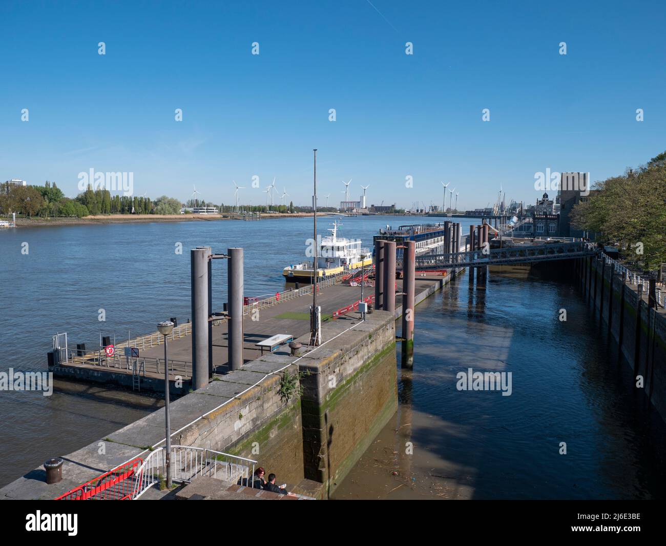 Antwerpen, Belgien, 17. April 2022, Verbindung mit Fähre und Fährverbindung zwischen linkem und rechem Sint-Anna-Ufer und Steenplein Stockfoto