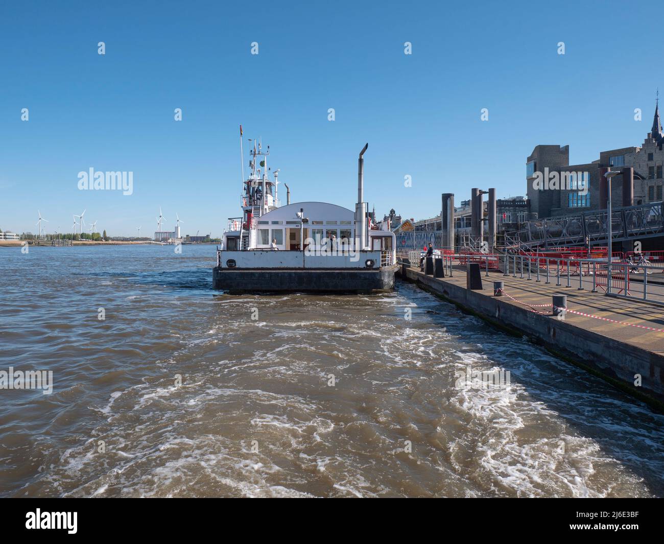 Antwerpen, Belgien, 17. April 2022, Fähre und Fähre verbinden das linke und rechte Ufer der Anlegestellen Sint-Anna und Steenplein in Antwerpen Stockfoto