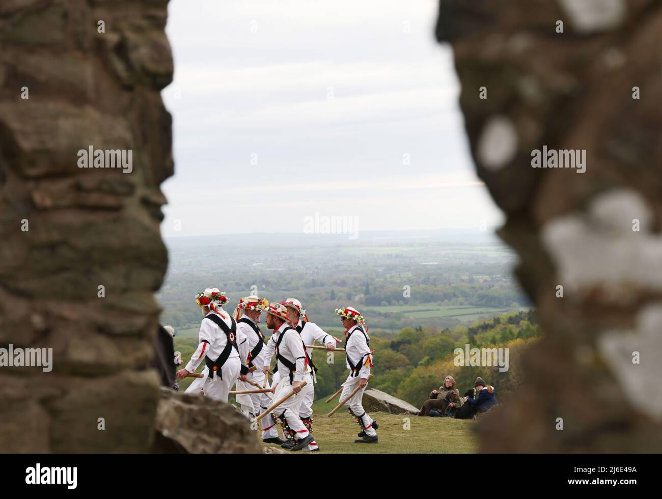 Newtown Linford, Leicestershire, Großbritannien. 1. Mai 2022. Nach einer zweijährigen Pause wegen Covid-19 tanzen die Leicester Morrismen vor Old John während der Maifeierlichkeiten im Bradgate Park. Credit Darren Staples/Alamy Live News. Stockfoto