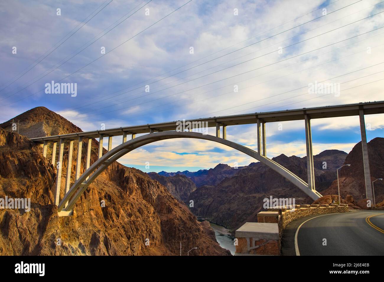 Blick vom Hoover Dam auf die stromabwärts gelegene Mike O'Callaghan-Pat Tillman Memorial Bridge, die den Colorado River zwischen Nevada und Arizona überspannt Stockfoto