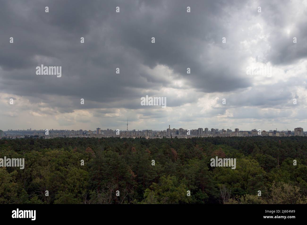 Panorama des zentralen Kiew, der Hauptstadt der Ukraine. Blick von Protasiv Yar Höhen. Stockfoto