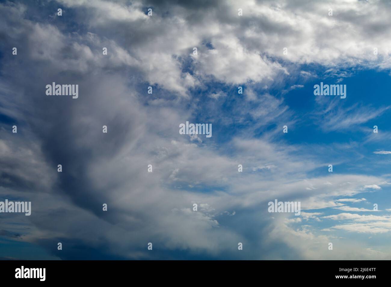 Wolken vor blauem Himmel Stockfoto