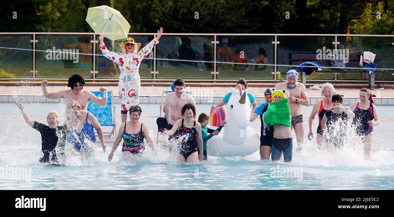 01. Mai 2022, Nordrhein-Westfalen, Essen: Mitglieder der Ersten Welle starten im Grugabad mit einem Run ins Wasser in die Freibadsaison. Am 01. Mai öffnen die Freibäder an vielen Orten in Nordrhein-Westfalen wieder. Foto: Roland Weihrauch/dpa Stockfoto