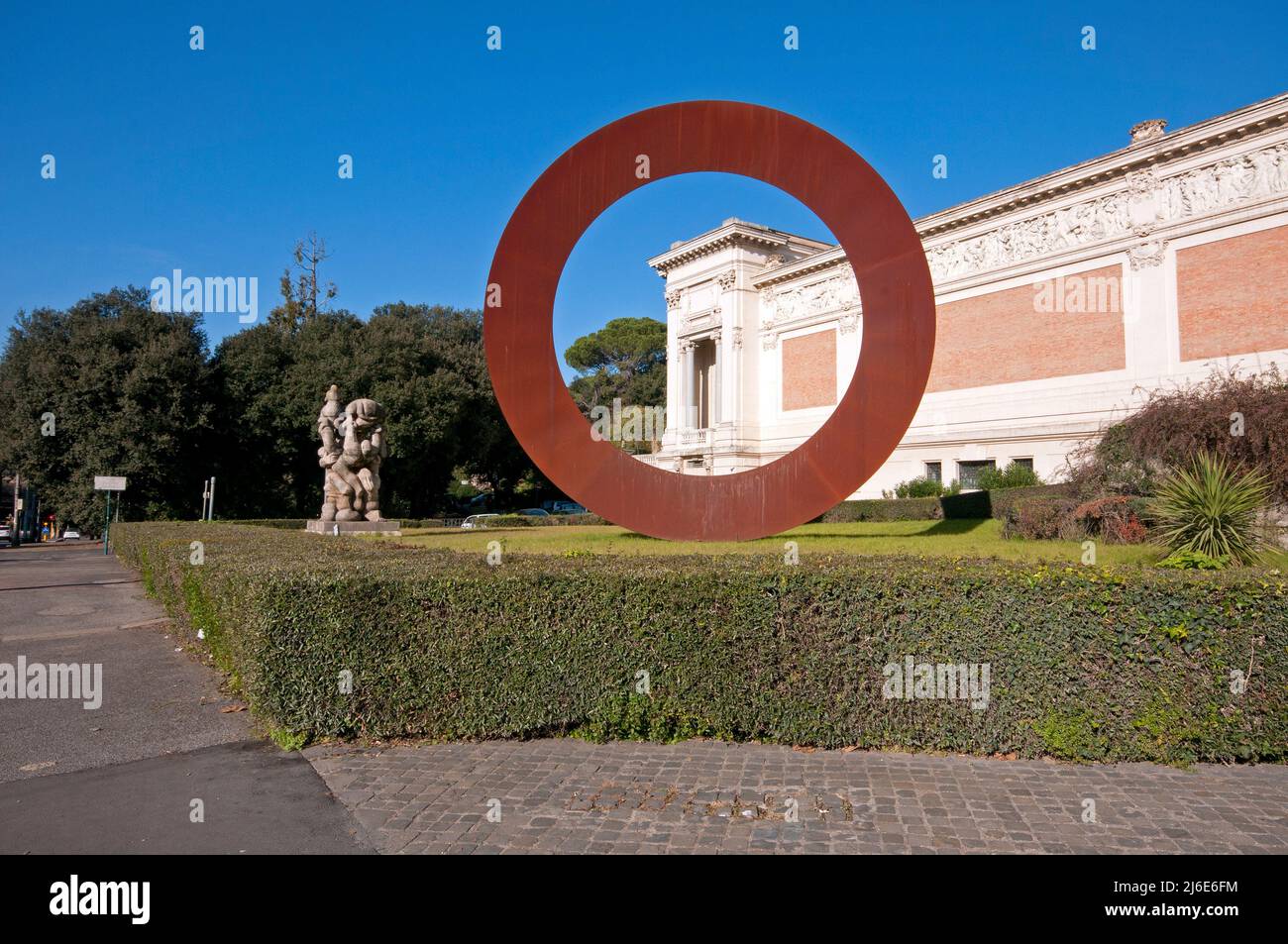 Permanente Stahlinstallation (2011) des Bildhauers Mauro Staccioli vor der National Gallery of Modern Art (GNAM), Rom, Latium, Italien Stockfoto