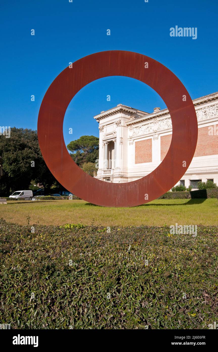 Permanente Stahlinstallation (2011) des Bildhauers Mauro Staccioli vor der National Gallery of Modern Art (GNAM), Rom, Latium, Italien Stockfoto