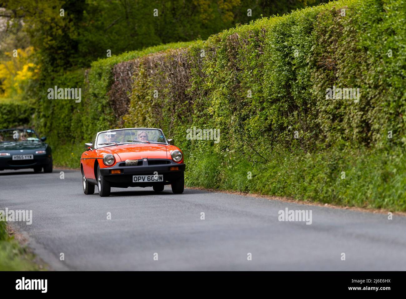 Verschiedene Marken, die an der Rotary Club-Wohltätigkeitsorganisation „Wye Run“ des Oldtimer-Frühlings teilnehmen, fahren durch Wales und das Wye Valley. Stockfoto