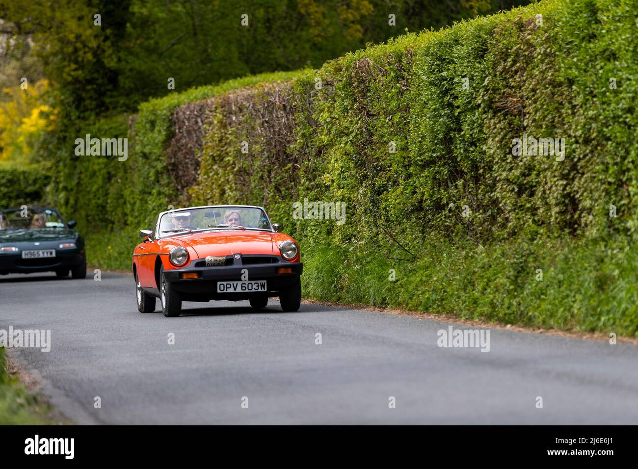Verschiedene Marken, die an der Rotary Club-Wohltätigkeitsorganisation „Wye Run“ des Oldtimer-Frühlings teilnehmen, fahren durch Wales und das Wye Valley. Stockfoto