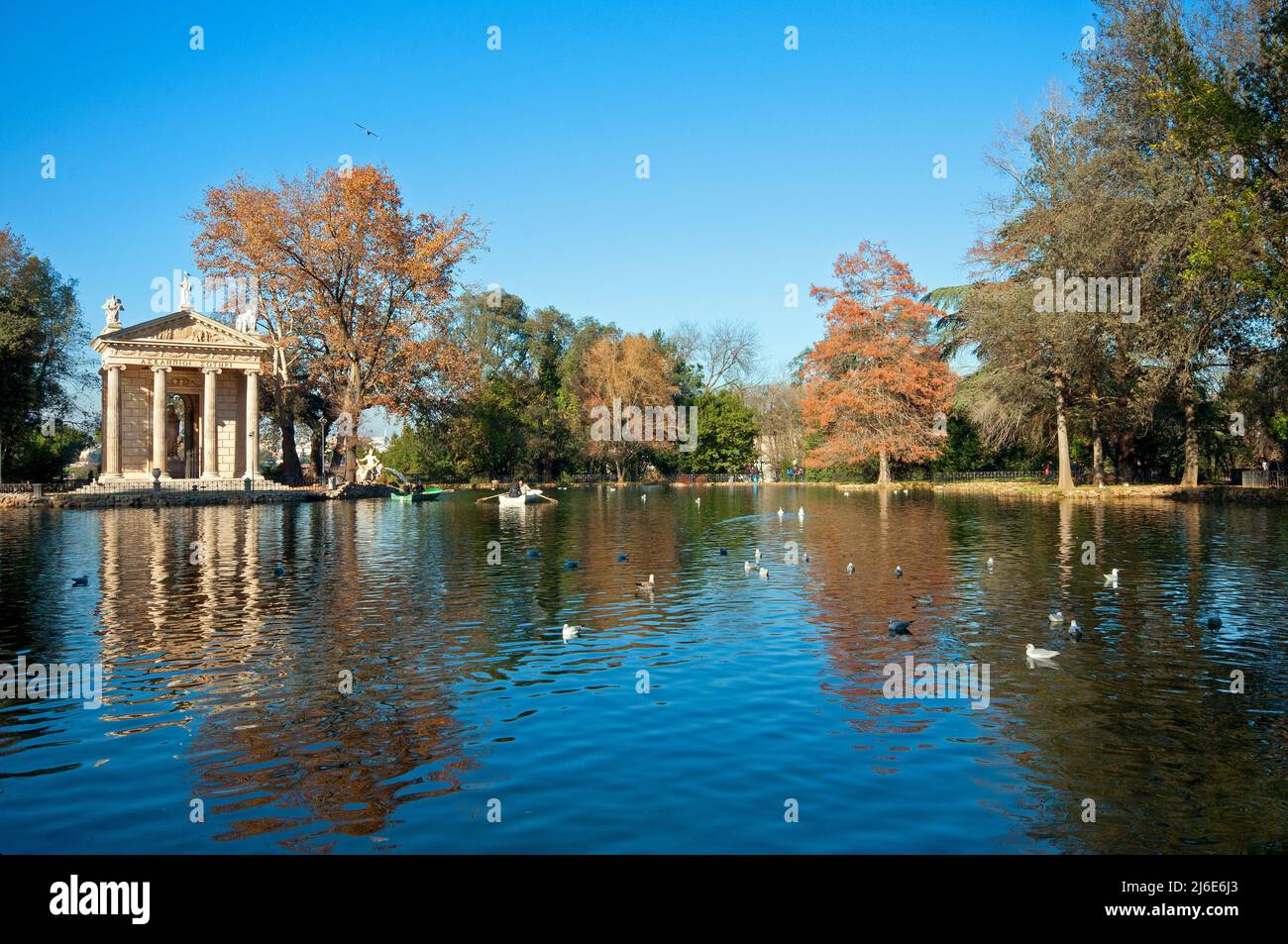 Kleiner See im Park der Villa Borghese mit dem neoklassizistischen Tempel des Aesculapius (erbaut von dem Architekten Antonio Aspucci in den Jahren 1785-1787), Rom, Latium, Italien Stockfoto