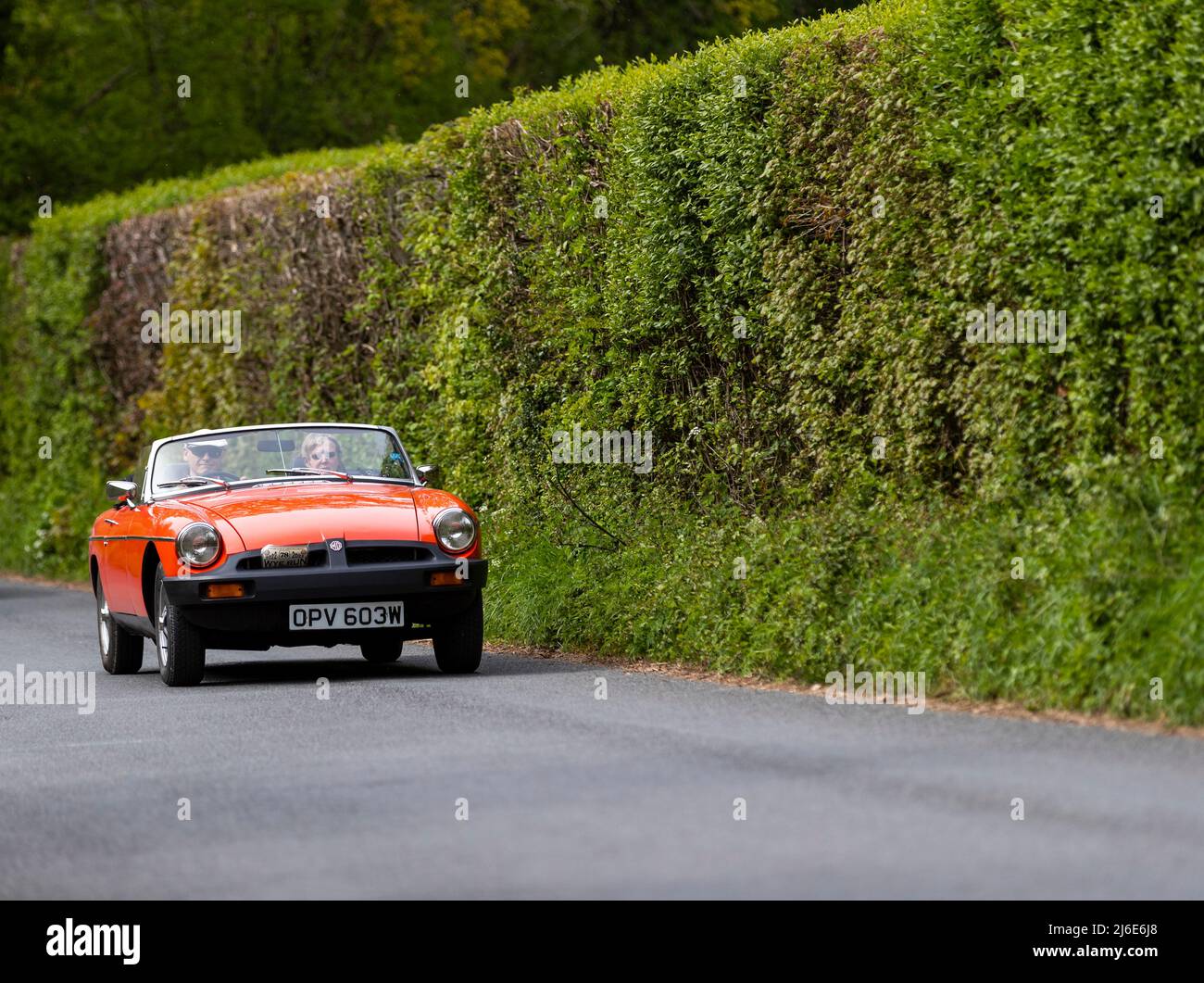Verschiedene Marken, die an der Rotary Club-Wohltätigkeitsorganisation „Wye Run“ des Oldtimer-Frühlings teilnehmen, fahren durch Wales und das Wye Valley. Stockfoto