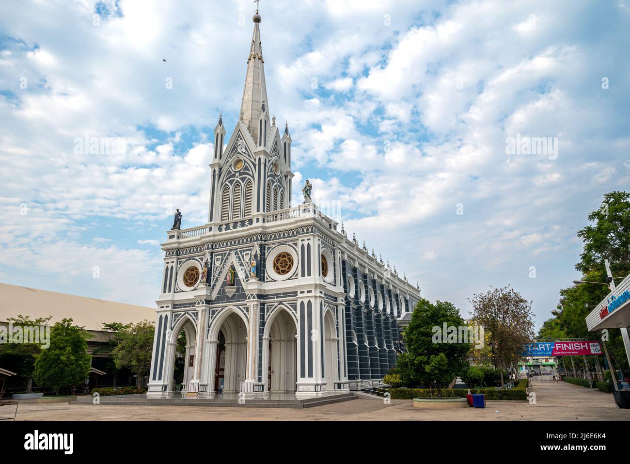 Die Geburtskirche der Muttergottes ist eine katholische Kirche in der Provinz Samut Songkhram, Thailand.die Kirche ist ein öffentlicher Ort in Thailand, wo Menschen mit einem Stockfoto