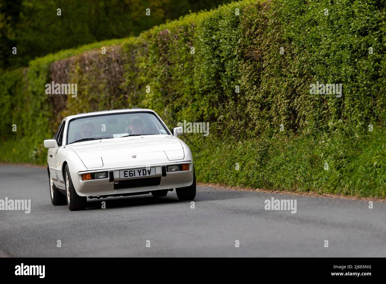 Porsche 924 Coupe nimmt an der Rotary Club-Wohltätigkeitsorganisation „Wye Run“ des Oldtimer-Frühjahrs durch Wales und das Wye Valley Teil. Stockfoto