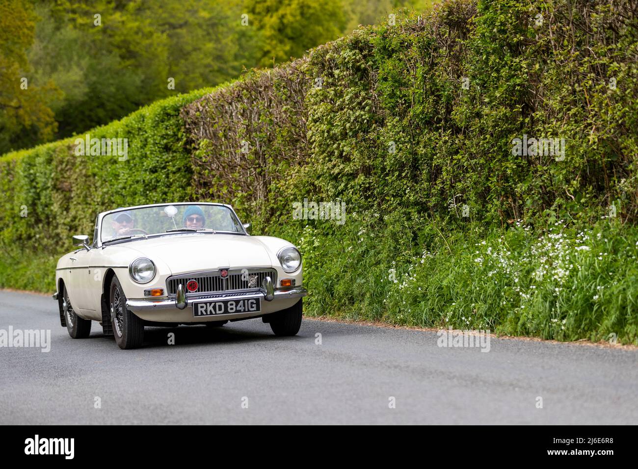 Verschiedene Marken, die an der Rotary Club-Wohltätigkeitsorganisation „Wye Run“ des Oldtimer-Frühlings teilnehmen, fahren durch Wales und das Wye Valley. Stockfoto
