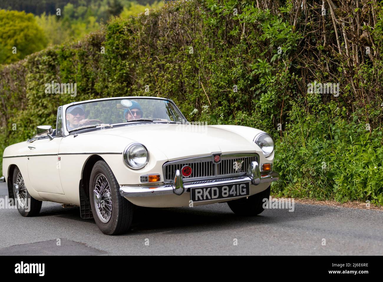 Verschiedene Marken, die an der Rotary Club-Wohltätigkeitsorganisation „Wye Run“ des Oldtimer-Frühlings teilnehmen, fahren durch Wales und das Wye Valley. Stockfoto