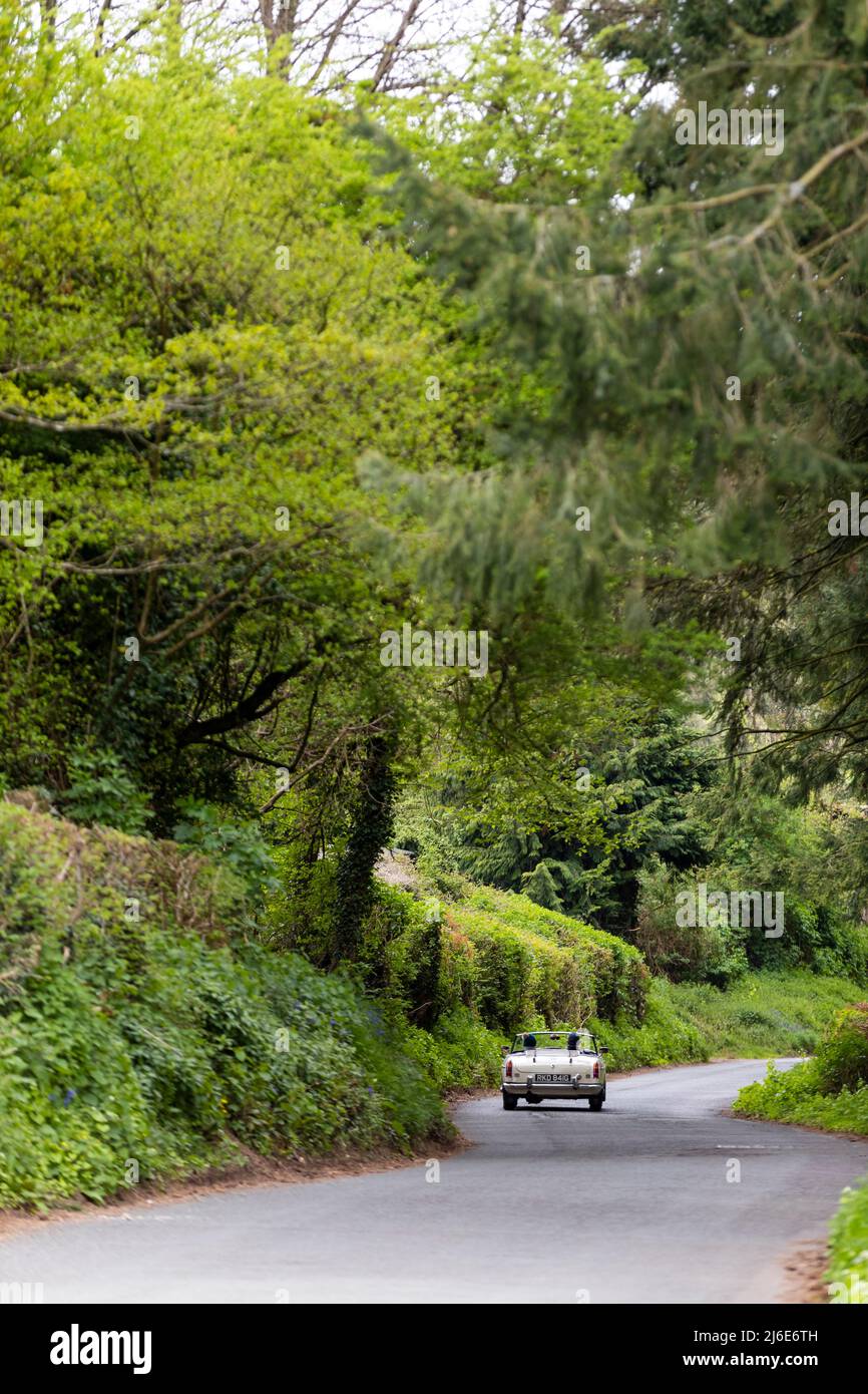 Verschiedene Marken, die an der Rotary Club-Wohltätigkeitsorganisation „Wye Run“ des Oldtimer-Frühlings teilnehmen, fahren durch Wales und das Wye Valley. Stockfoto