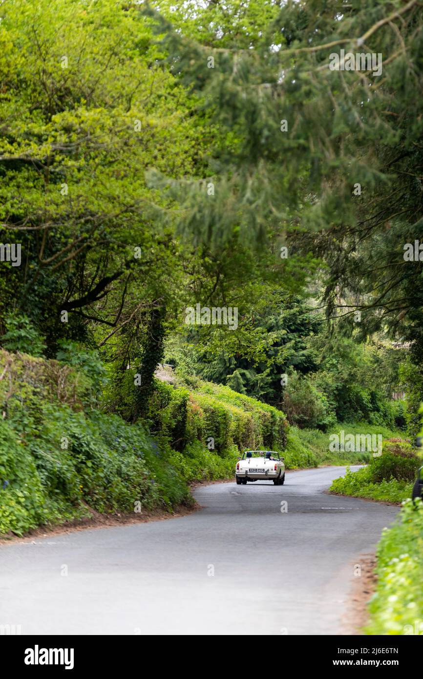 Verschiedene Marken, die an der Rotary Club-Wohltätigkeitsorganisation „Wye Run“ des Oldtimer-Frühlings teilnehmen, fahren durch Wales und das Wye Valley. Stockfoto