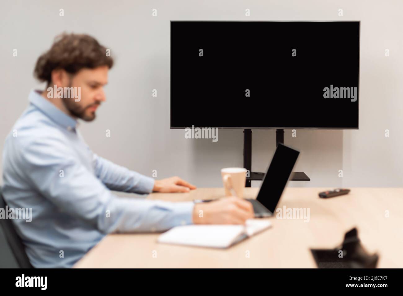 Webinar Zum Anschauen Von Mitarbeitern, Fokus Auf Monitor Mit Schwarzem Leeren Bildschirm, Stockfoto