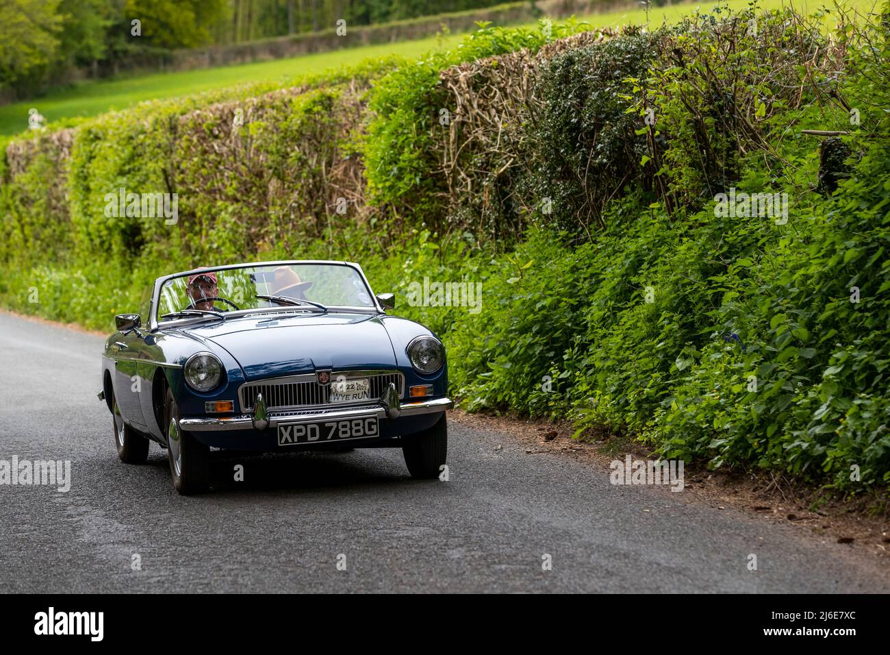 Verschiedene Marken, die an der Rotary Club-Wohltätigkeitsorganisation „Wye Run“ des Oldtimer-Frühlings teilnehmen, fahren durch Wales und das Wye Valley. Stockfoto