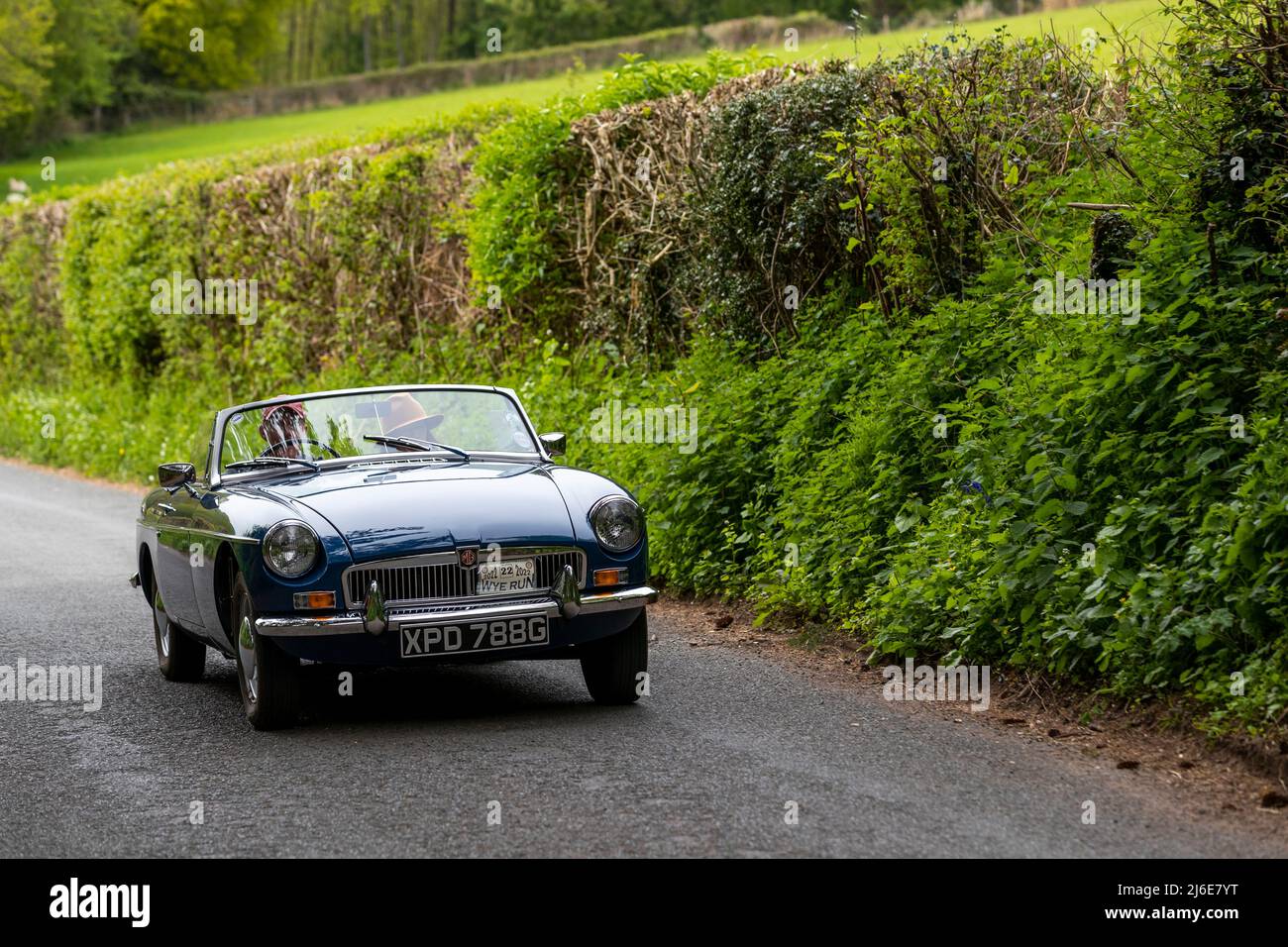 Verschiedene Marken, die an der Rotary Club-Wohltätigkeitsorganisation „Wye Run“ des Oldtimer-Frühlings teilnehmen, fahren durch Wales und das Wye Valley. Stockfoto