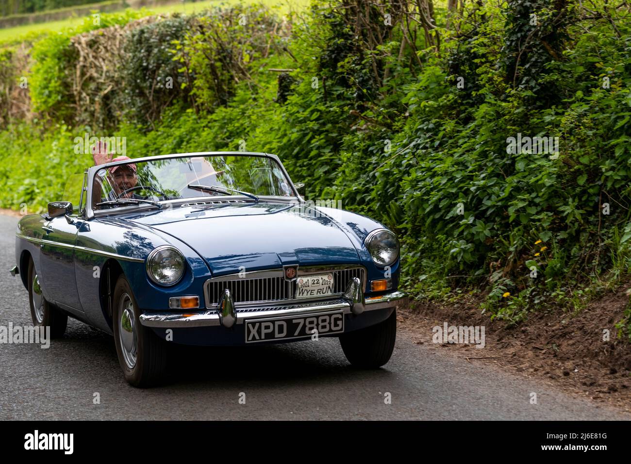 Verschiedene Marken, die an der Rotary Club-Wohltätigkeitsorganisation „Wye Run“ des Oldtimer-Frühlings teilnehmen, fahren durch Wales und das Wye Valley. Stockfoto