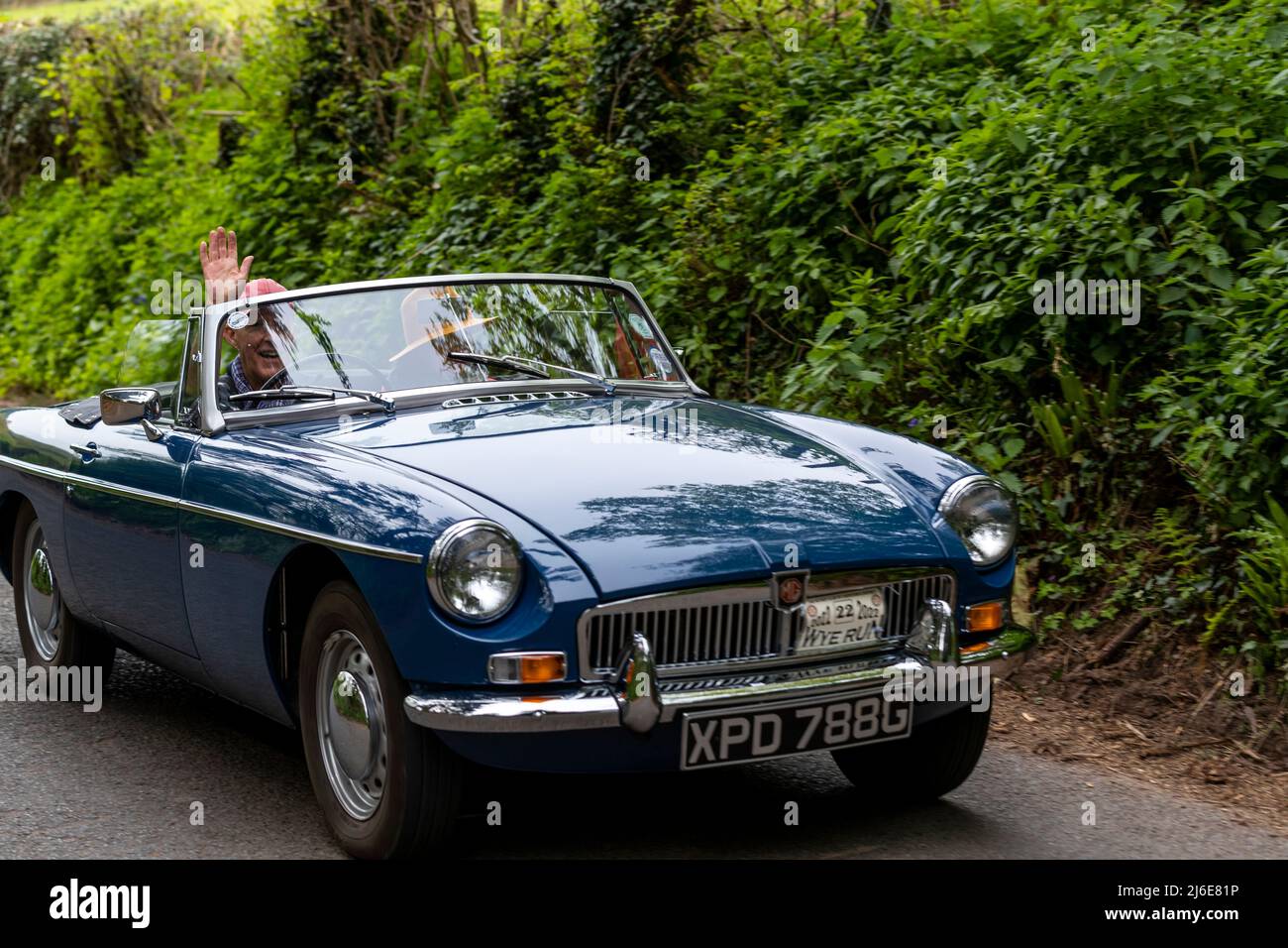 Verschiedene Marken, die an der Rotary Club-Wohltätigkeitsorganisation „Wye Run“ des Oldtimer-Frühlings teilnehmen, fahren durch Wales und das Wye Valley. Stockfoto
