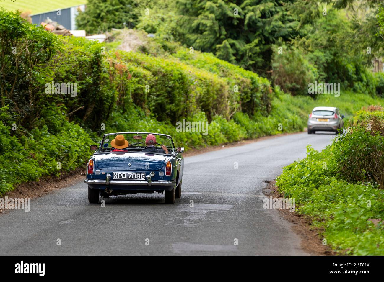 Verschiedene Marken, die an der Rotary Club-Wohltätigkeitsorganisation „Wye Run“ des Oldtimer-Frühlings teilnehmen, fahren durch Wales und das Wye Valley. Stockfoto