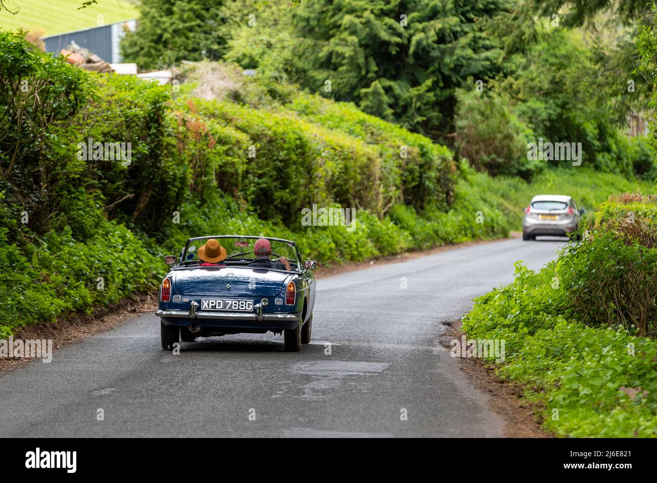 Verschiedene Marken, die an der Rotary Club-Wohltätigkeitsorganisation „Wye Run“ des Oldtimer-Frühlings teilnehmen, fahren durch Wales und das Wye Valley. Stockfoto