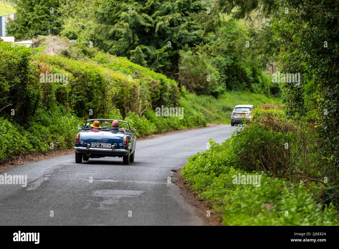 Verschiedene Marken, die an der Rotary Club-Wohltätigkeitsorganisation „Wye Run“ des Oldtimer-Frühlings teilnehmen, fahren durch Wales und das Wye Valley. Stockfoto
