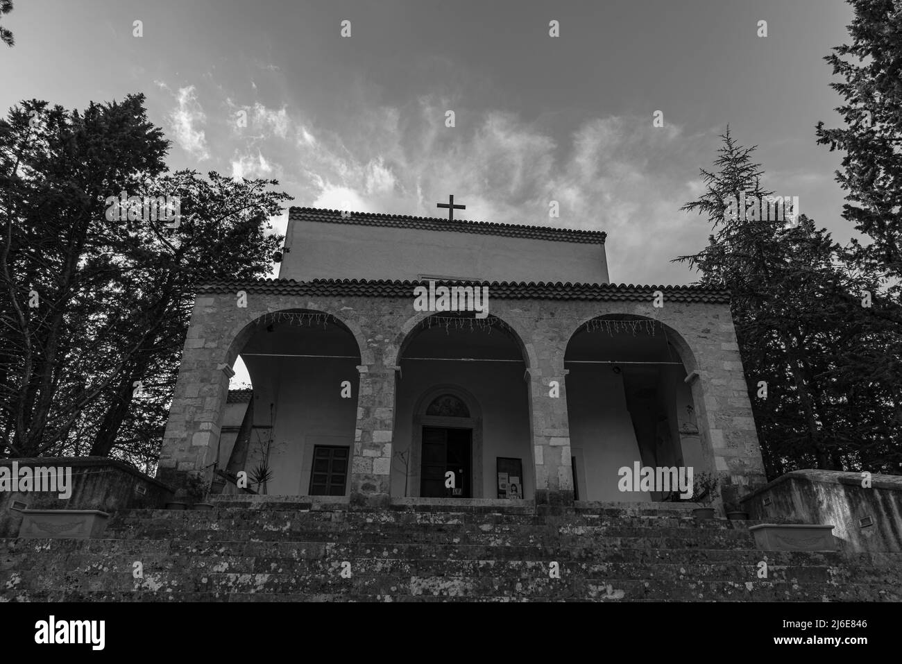 Das Heiligtum der SS Cosma e Damiano befindet sich in Isernia. Es existiert seit 1130. Im Inneren werden silberne Büsten aus dem 17. Jahrhundert verehrt Stockfoto