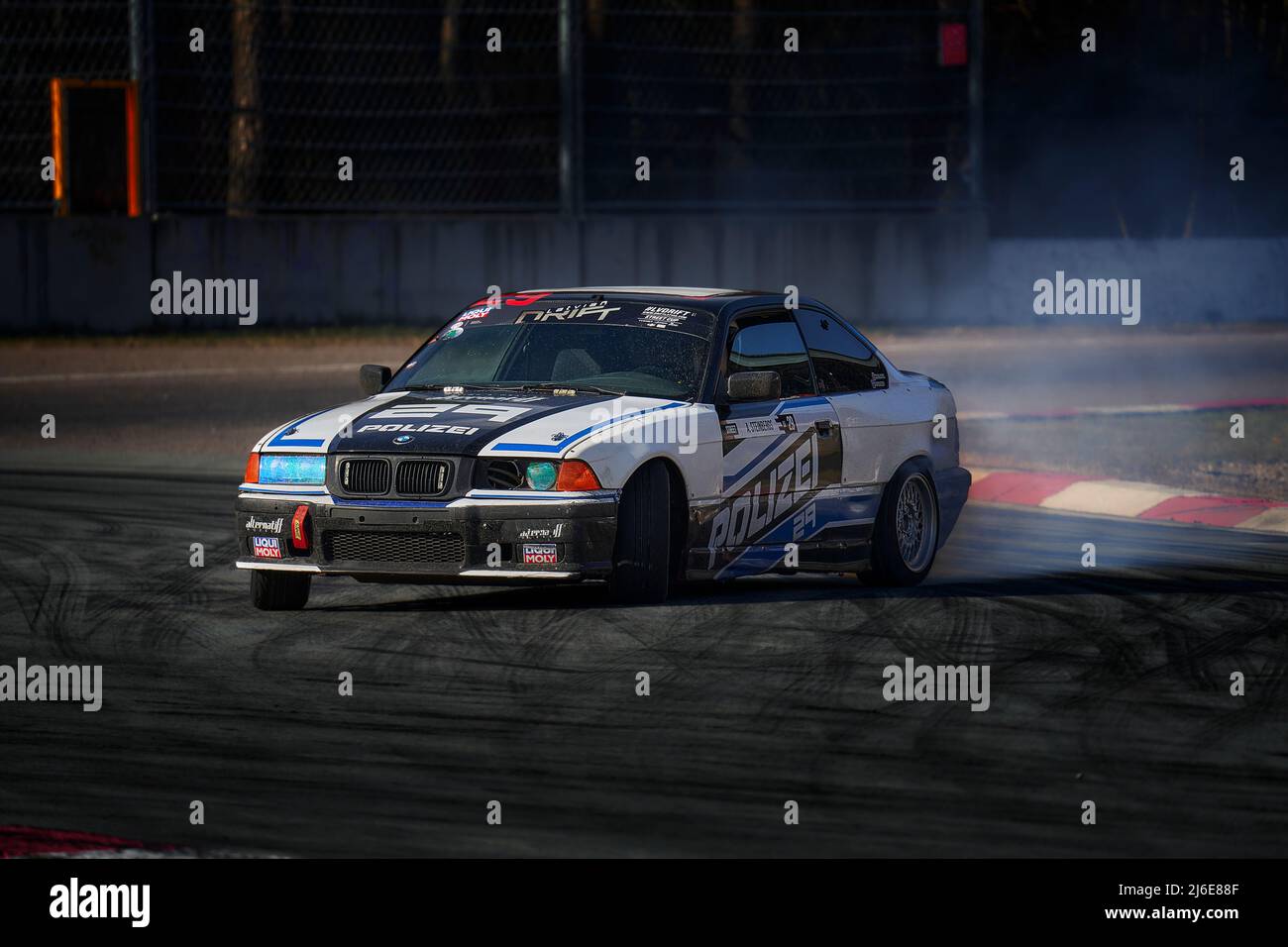 10-04-2022 Riga, Lettland Sportwagenraddriften. Verschwommenes Bild Diffusion Rennen Drift Auto mit viel Rauch von brennenden Reifen auf der Rennstrecke. Spor Stockfoto