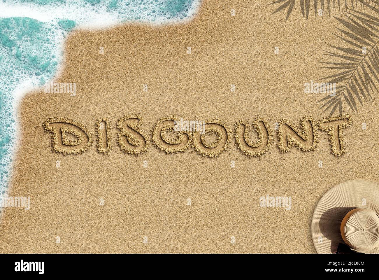 Rabatttext am Sandstrand, Sommer- und Strandkonzept von oben, Banneridee zum Sommerverkauf, Reise- und Urlaubsverkauf, Palmschatten-Meereswelle und Strohhut Stockfoto