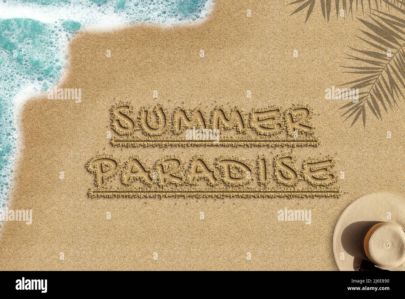 Sommerparadies Text auf Sandstrand, Palmschatten und Meereswellen- und Strohhut-Komposition, Draufsicht auf Sandstrand, Reise- und Urlaubsreisekonzept Stockfoto