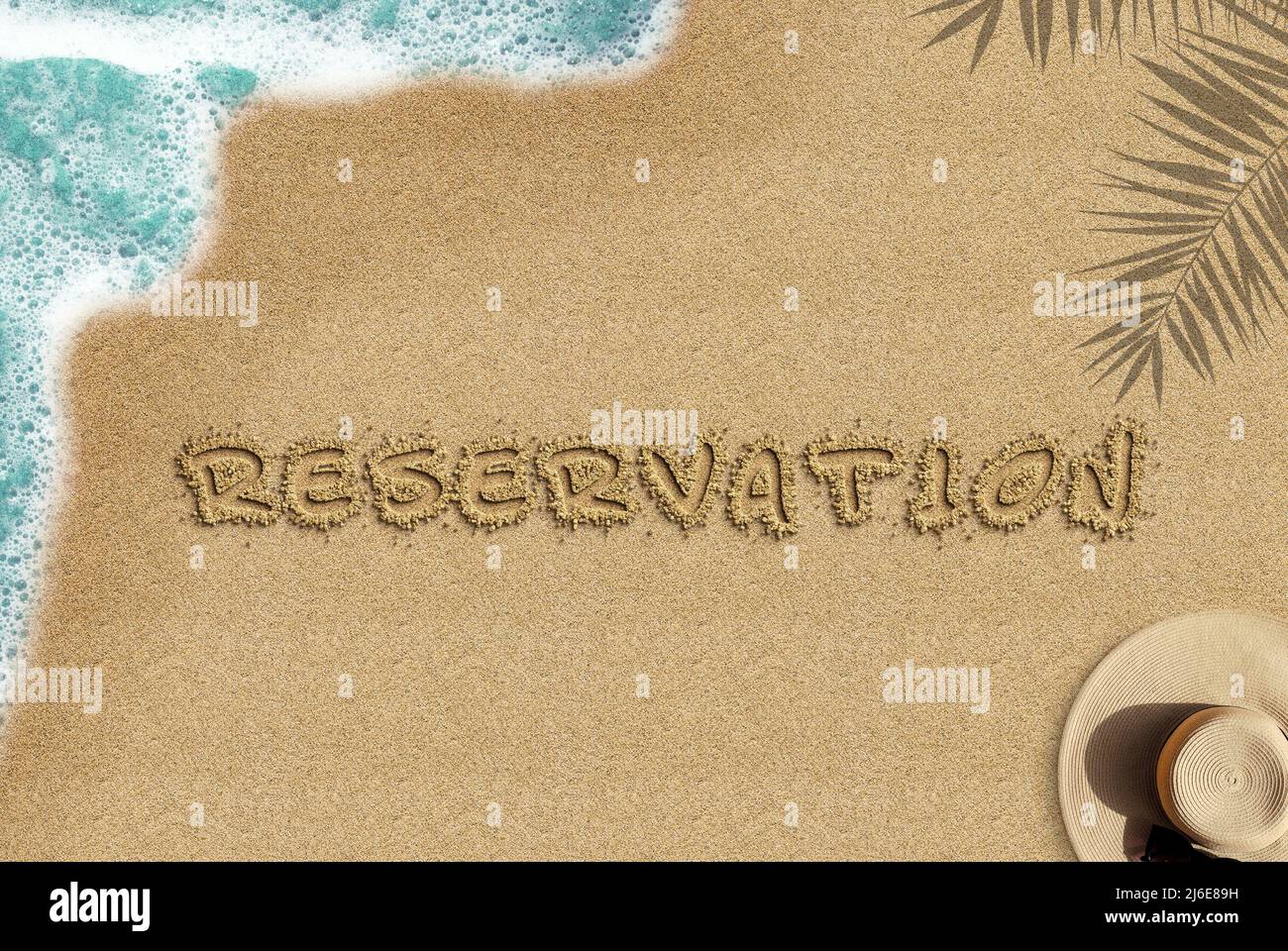 Reservierungstext am Sandstrand, Reise- und Urlaubskonzept, Hotelreservierungsidee für die Sommersaison, Banneridee für Sommerreserve, Draufsicht, Palmschatten Stockfoto