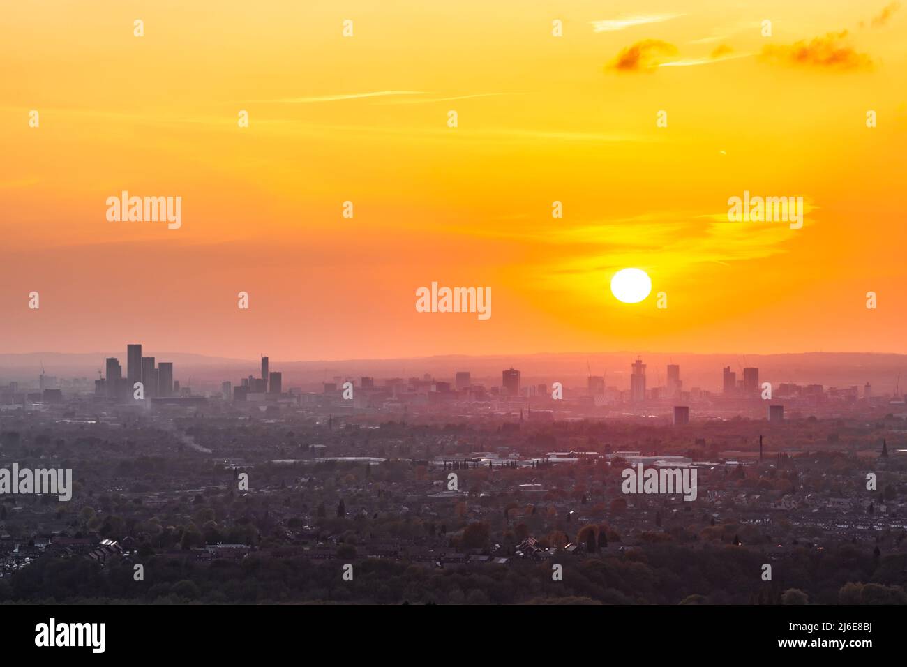 Sonnenuntergang über der Skyline von Manchester, der Stadt Manchester, England, Großbritannien. Stockfoto