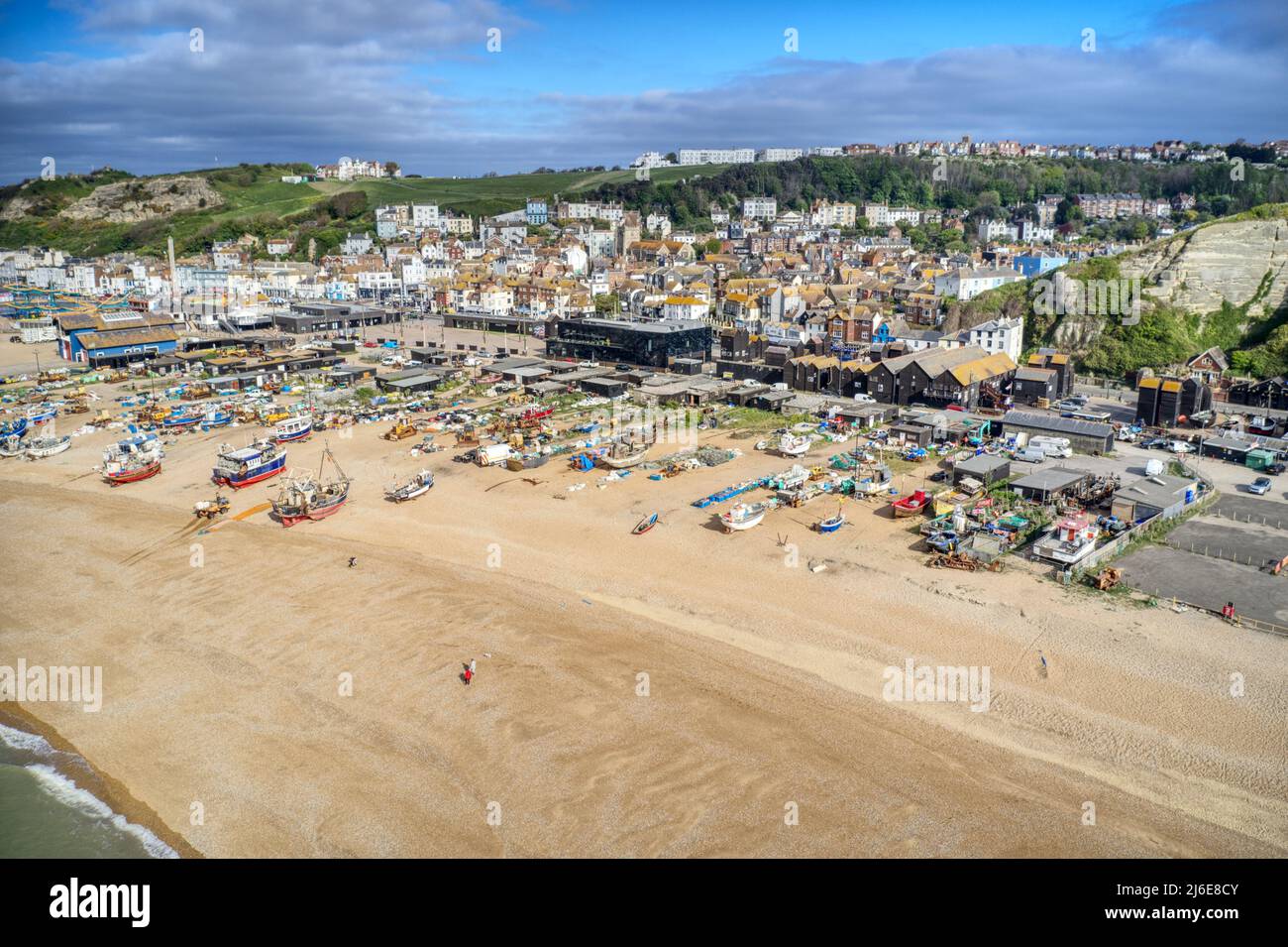 Luftaufnahme am Hastings Beach in Richtung Fischerboote und Ausrüstung am Stade Beach. Stockfoto