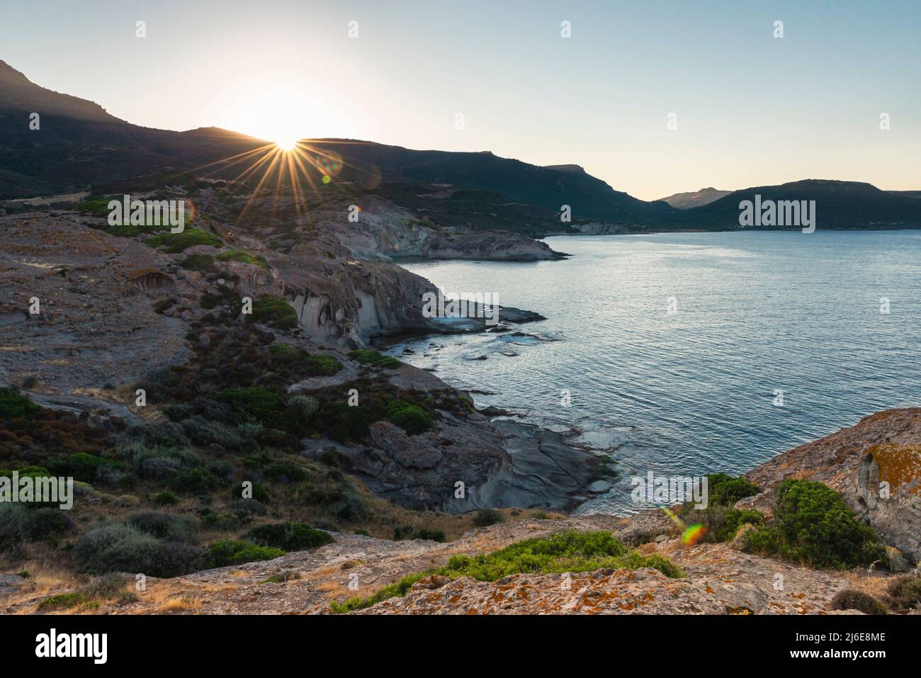 Panorama auf das Mittelmeer - die Sonne geht über den Bergen über der Westküste Sardiniens bei S'Abba Druche bei Sonnenaufgang, Planargia, Italien, auf Stockfoto