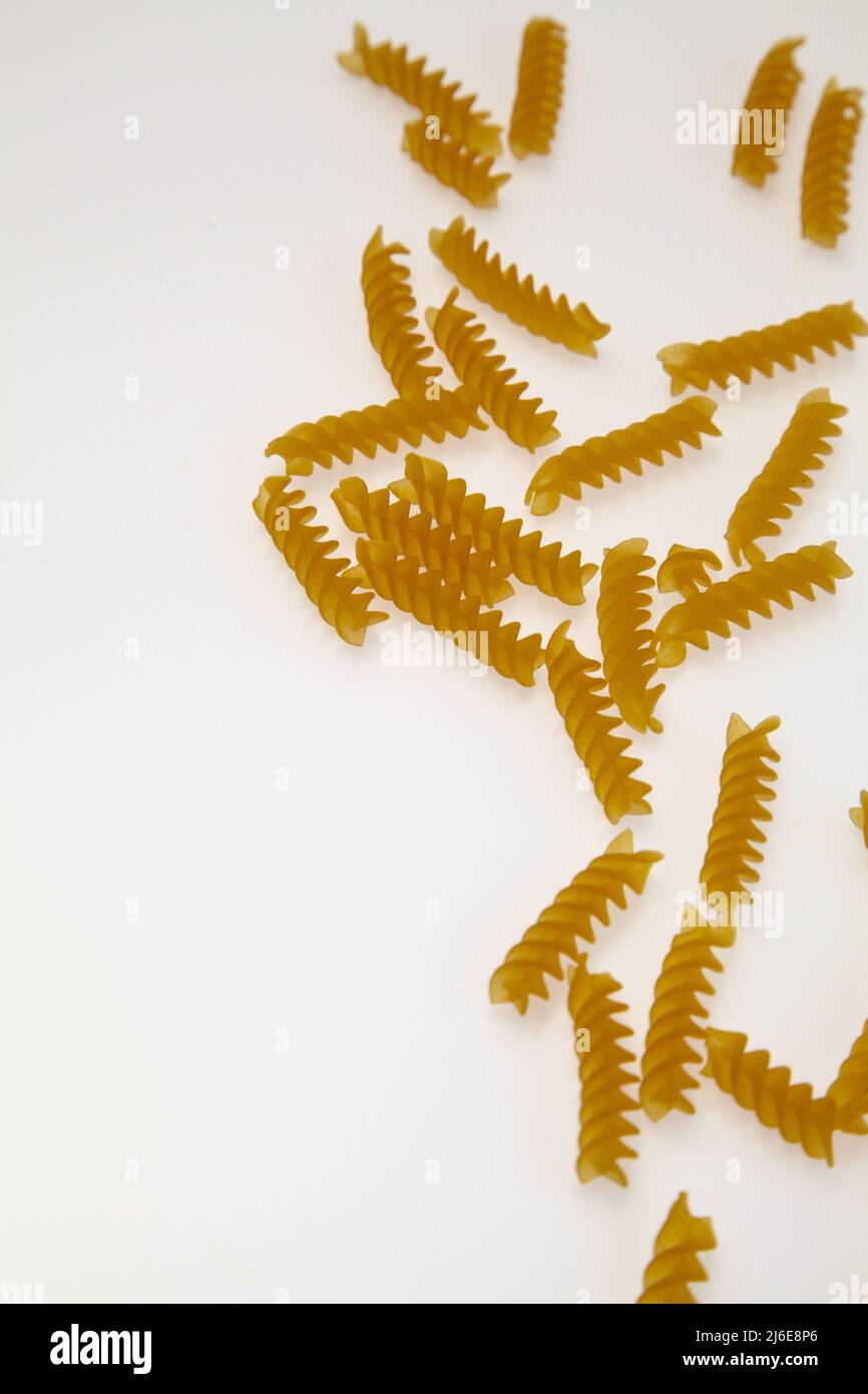 Trockene Pasta Spaghetti und Fusilli auf weißem Hintergrund Mai 2022 Stockfoto