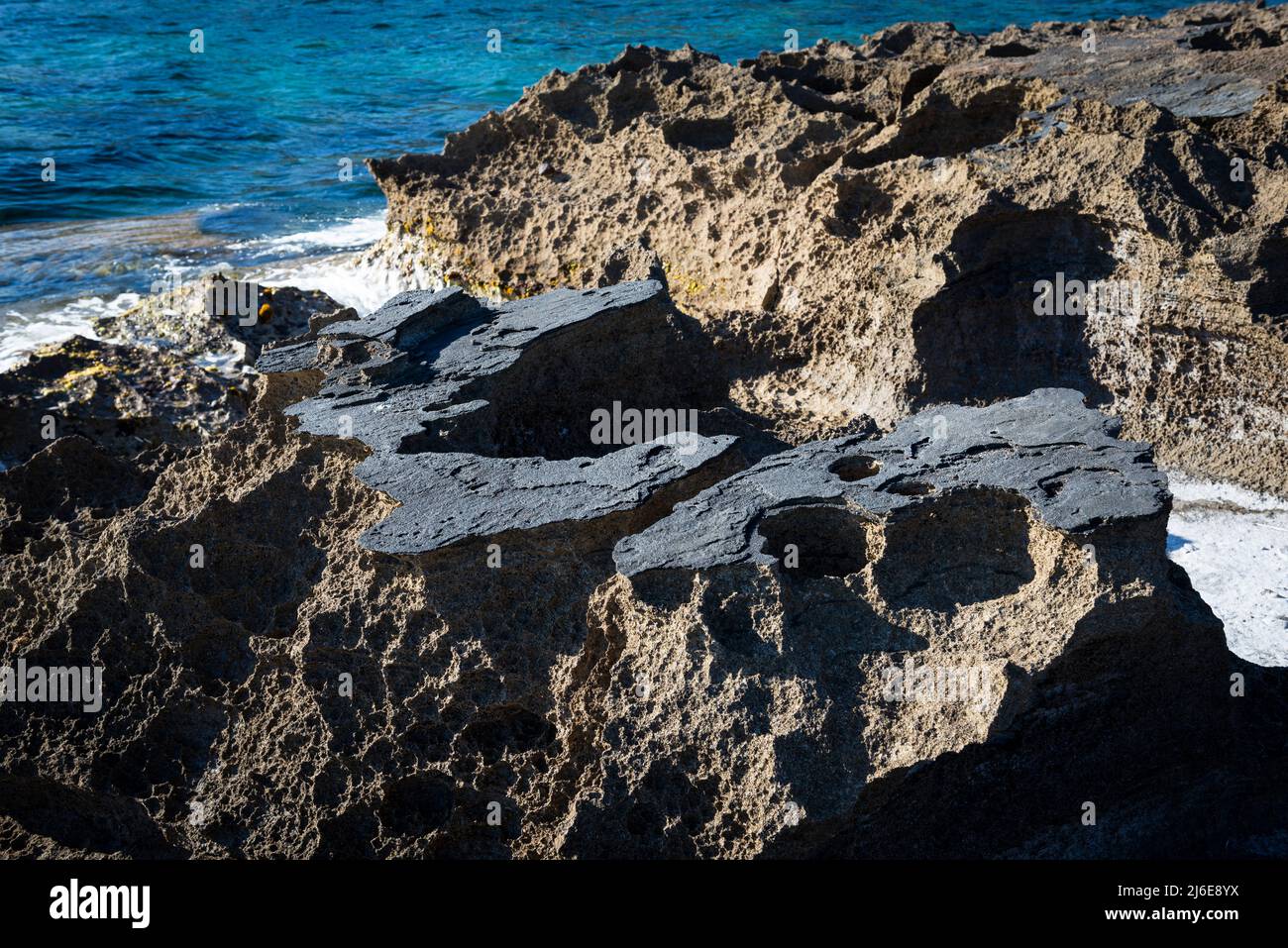 Geologische Spezialitäten - vulkanische Gesteinsformationen aus ehemaliger Lava, Basalt, Porphyr in der Bucht von S'Abba Druche, Westküste, Sardinien, Italien Stockfoto