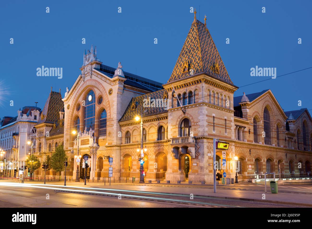 Zentrale Markthalle in Budapest bei Nacht Stockfoto